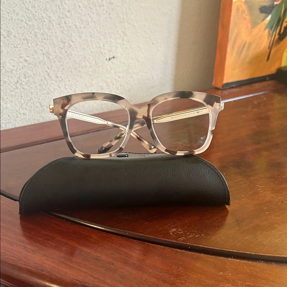 DIFF Stylish Tortoise Shell Glasses